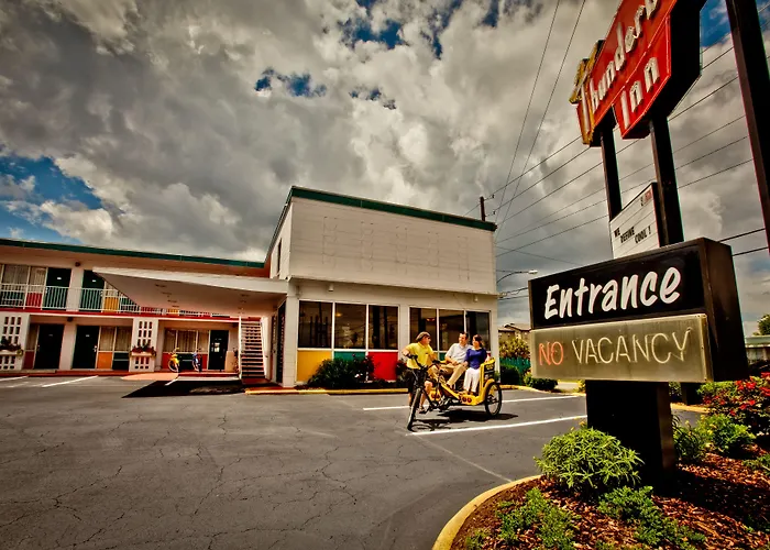 The Thunderbird Inn Savannah