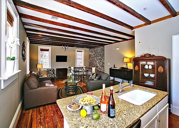 Comfy Carriage House Steps From The River Savannah